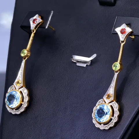 Farbenfrohe und stilvolle Ohrringe mit eingefasstem Zirkonia in 375er 9K Gold in antikem Design