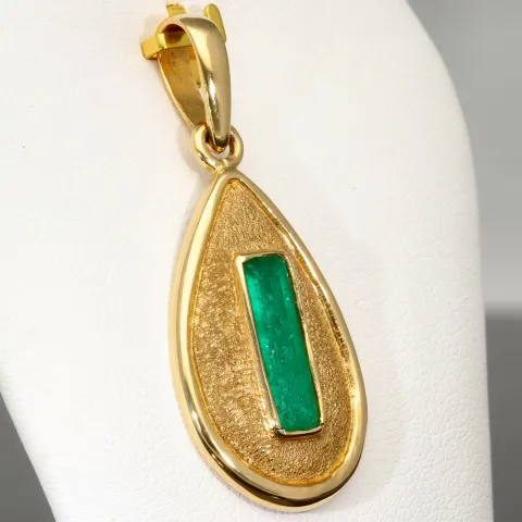 handgearbeiteter kolumbianischer Smaragdanhänger aus 750er (18k) Gelbgold mit 1,2 Karat Smaragd