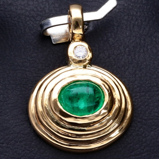 Exquisiter, handgearbeiteter Anhänger aus 18K / 750 Gelbgold besetzt mit einem kolumbianischen Smaragd-Cabochon (ca. 1,08 ct.) und einem Diamant (ca. 0,03 ct.)