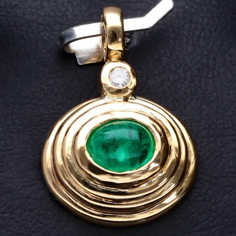 Exquisiter, handgearbeiteter Anhänger aus 18K / 750 Gelbgold besetzt mit einem kolumbianischen Smaragd-Cabochon (ca. 1,08 ct.) und einem Diamant (ca. 0,03 ct.)