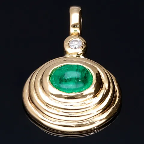 Exquisiter, handgearbeiteter Anhänger aus 18K / 750 Gelbgold besetzt mit einem kolumbianischen Smaragd-Cabochon (ca. 1,08 ct.) und einem Diamant (ca. 0,03 ct.)