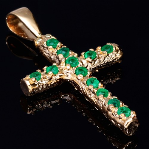 Kreuzanhänger mit 12 leuchtenden, intensiv grünen Smaragden in einer besonderen Art der Krappenfassung fixiert. Modern und zugleich zeitlos. (750er 18K Gold)