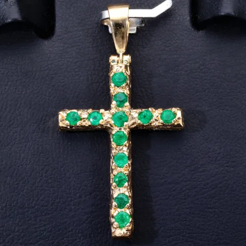 Kreuzanhänger mit 12 leuchtenden, intensiv grünen Smaragden in einer besonderen Art der Krappenfassung fixiert. Modern und zugleich zeitlos. (750er 18K Gold)