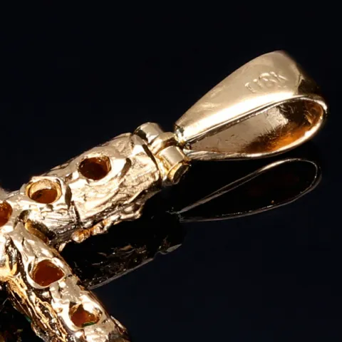 Kreuzanhänger mit 12 leuchtenden, intensiv grünen Smaragden in einer besonderen Art der Krappenfassung fixiert. Modern und zugleich zeitlos. (750er 18K Gold)