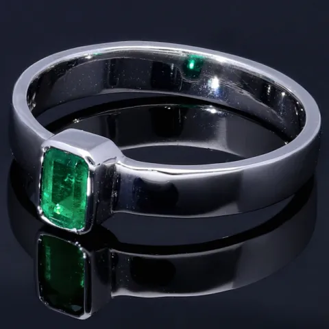 Exquisiter, handgearbeiteter Ring für Damen aus hochwertigem 750 / 18K Gold, bestückt mit einem leuchtenden, intensiv grünen Smaragd