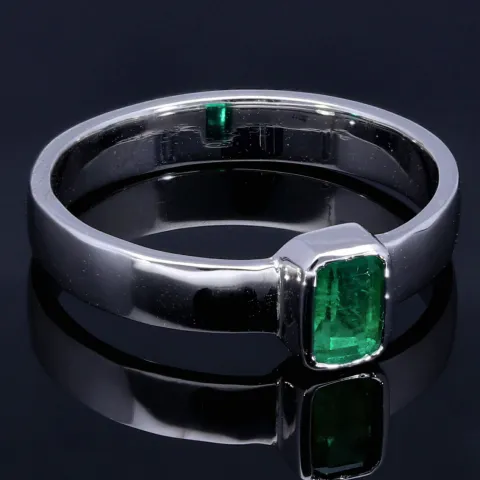 Exquisiter, handgearbeiteter Ring für Damen aus hochwertigem 750 / 18K Gold, bestückt mit einem leuchtenden, intensiv grünen Smaragd