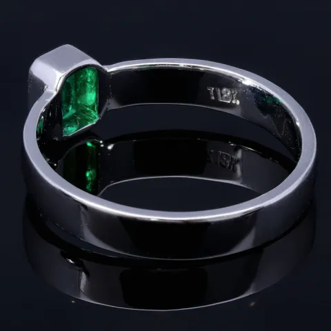 Exquisiter, handgearbeiteter Ring für Damen aus hochwertigem 750 / 18K Gold, bestückt mit einem leuchtenden, intensiv grünen Smaragd