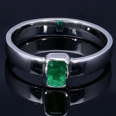 Exquisiter, handgearbeiteter Ring für Damen aus hochwertigem 750 / 18K Gold, bestückt mit einem leuchtenden, intensiv grünen Smaragd
