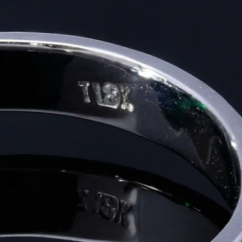 Exquisiter, handgearbeiteter Ring für Damen aus hochwertigem 750 / 18K Gold, bestückt mit einem leuchtenden, intensiv grünen Smaragd