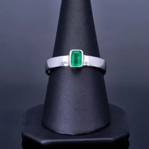 Exquisiter, handgearbeiteter Ring für Damen aus hochwertigem 750 / 18K Gold, bestückt mit einem leuchtenden, intensiv grünen Smaragd