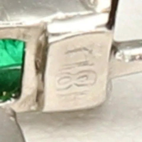 Ohrhänger / Ohrringe mit funkelnden, tannengrünen Smaragden mit Klappbrisurverschlüssen in edlem Gold gefasst (18K / 750 Weißgold)