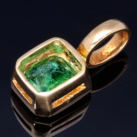 Hochwertiger Smaragdanhänger aus 750 (18K) Gold mit hell grasgrünem Smaragd ( ca. 1,68 Karat)