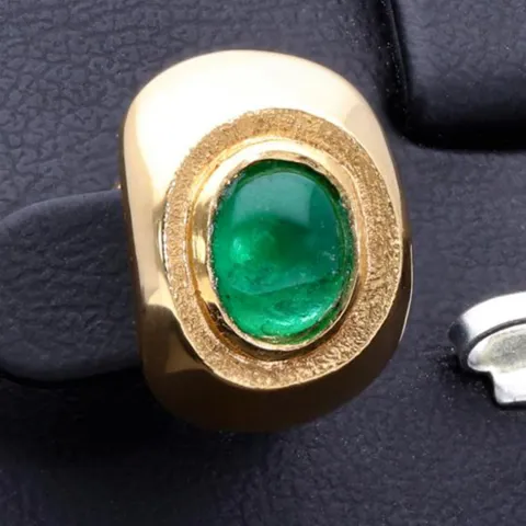 Edle Smaragd-Ohrstecker aus 18K 750er Gelbgold mit natürlichen, erlesenen Smaragd-Cabochonen von insgesamt ca. 1,93 ct