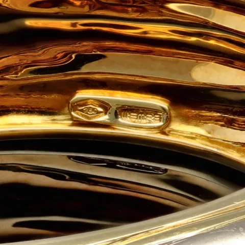 Wempe Markenschmuck: Aufwendig produzierter und massiver Armreif für Damen in exklusivem Design mit "Globus und Segelschiff-Motiv" aus Bicolor Gold 18K / 750 Gelbgold und Weißgold (Maße Innen: 5,7cm * 5,3cm)