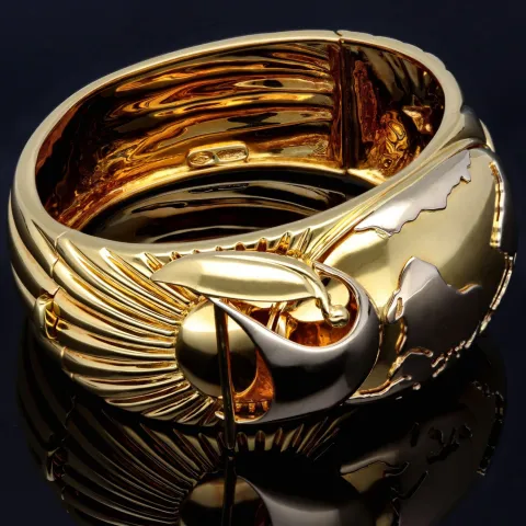 Wempe Markenschmuck: Aufwendig produzierter und massiver Armreif für Damen in exklusivem Design mit "Globus und Segelschiff-Motiv" aus Bicolor Gold 18K / 750 Gelbgold und Weißgold (Maße Innen: 5,7cm * 5,3cm)