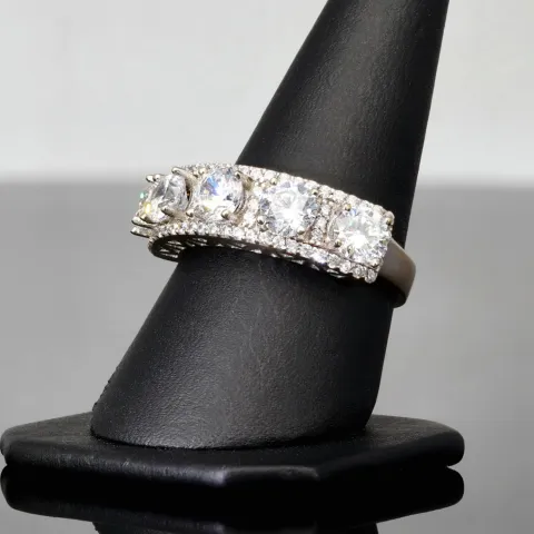 Ring aus 585 / 14K Weißgold für Damen mit vielen glitzernden Zirkonia besetzt (ca. 58 RG)