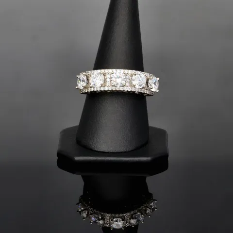 Ring aus 585 / 14K Weißgold für Damen mit vielen glitzernden Zirkonia besetzt (ca. 58 RG)