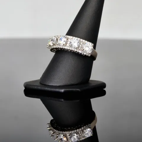 Ring aus 585 / 14K Weißgold für Damen mit vielen glitzernden Zirkonia besetzt (ca. 58 RG)