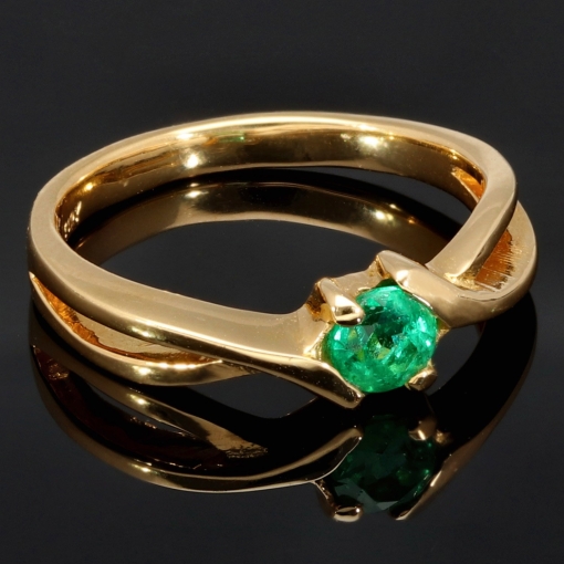 Eleganter Damenring mit einem tannengrünen, kolumbianischen Smaragd von 0,41 ct. in 18K / 750 Gelbgold gefasst - in aufwendiger Handarbeit hergestellt