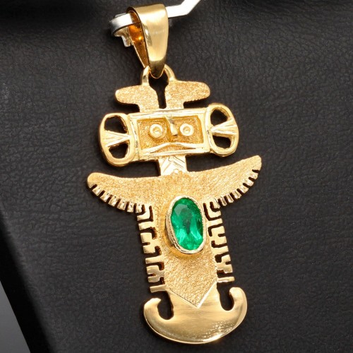 Precolombino - Präkolumbianisches Motiv aus der Tolima Kultur als 18k-Goldanhänger mit einem leuchtend tannengrünen Smaragd (ca. 0,38ct.) - in aufwendiger Handarbeit hergestellt