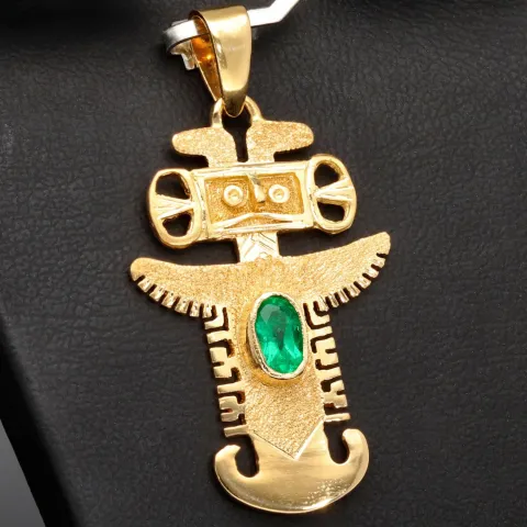 Precolombino - Präkolumbianisches Motiv aus der Tolima Kultur als 18k-Goldanhänger mit einem leuchtend tannengrünen Smaragd (ca. 0,38ct.) - in aufwendiger Handarbeit hergestellt