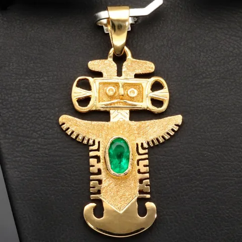 Precolombino - Präkolumbianisches Motiv aus der Tolima Kultur als 18k-Goldanhänger mit einem leuchtend tannengrünen Smaragd (ca. 0,38ct.) - in aufwendiger Handarbeit hergestellt