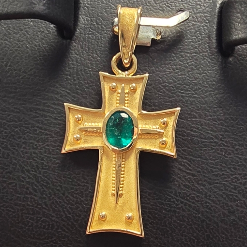 Kreuz-Anhänger im byzantischen Stil mit eingefassten, funkelnden, tannengrünen Smaragd im Ovalchliff (ca. 0,38 ct.) in edlem Gold (750 18K Gelbgold)