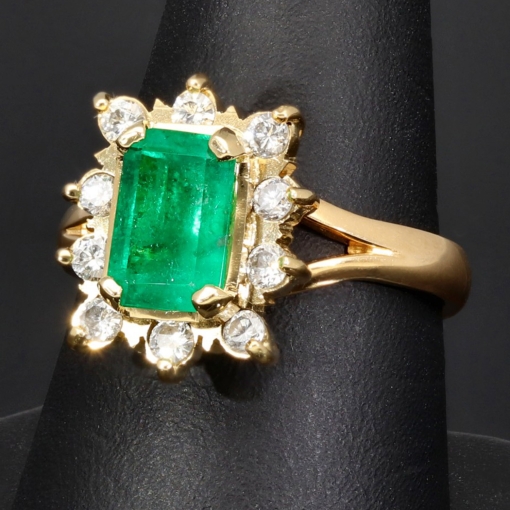 Luxus Damenring in massivem 18K / 750 Gelbgold mit einem leuchtend  tannengrünen 1,37 ct. großen Smaragd und 10 Diamanten ( gesamt ca. 0,3 ct.)
