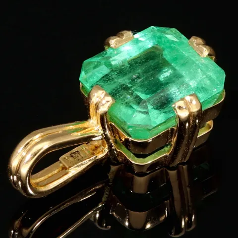 Außergewöhnlicher Smaragdanhänger aus 750 (18K) Gold mit einem hell grasgrünen, eindrucksvollen Smaragd (ca. 5,56 Karat)