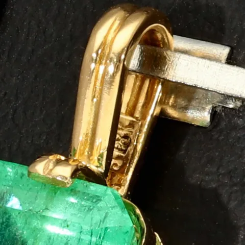 Außergewöhnlicher Smaragdanhänger aus 750 (18K) Gold mit einem hell grasgrünen, eindrucksvollen Smaragd (ca. 5,56 Karat)