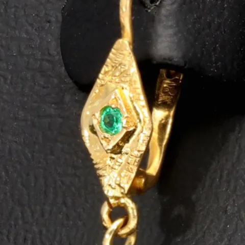 Kunstvolle Triangel-Ohrringe / Ohrhänger mit 2 natürlich leuchtende Smaragdkristalle und 2 runde Smaragde in 18K / 750 Gold gefasst