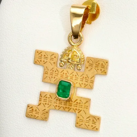 Außergewöhnlicher kolumbianischer Precolombino Gold-Anhänger mit präkolumbianischen Motiv Hombre Jaguar aus der Quimbaya Kultur gefertigt mit hochwertigem 750 18K Gold, veredelt mit einem exquisiten Smaragd (ca. 0,26 ct.)