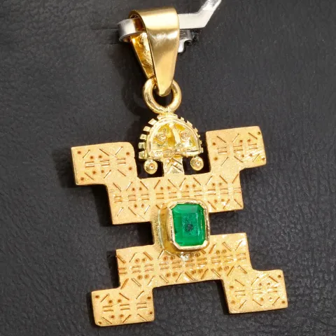 Außergewöhnlicher kolumbianischer Precolombino Gold-Anhänger mit präkolumbianischen Motiv Hombre Jaguar aus der Quimbaya Kultur gefertigt mit hochwertigem 750 18K Gold, veredelt mit einem exquisiten Smaragd (ca. 0,26 ct.)