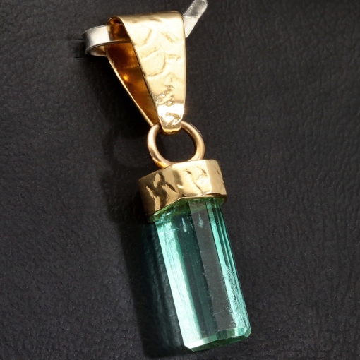 Außergewöhnlicher, hellgrüner Smaragdkristall in 18K/750 Gelbgold gefasst. In Handarbeit hergestellter Goldanhänger. (Einzelstück)