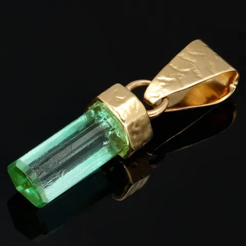 Außergewöhnlicher, hellgrüner Smaragdkristall in 18K/750 Gelbgold gefasst. In Handarbeit hergestellter Goldanhänger. (Einzelstück)