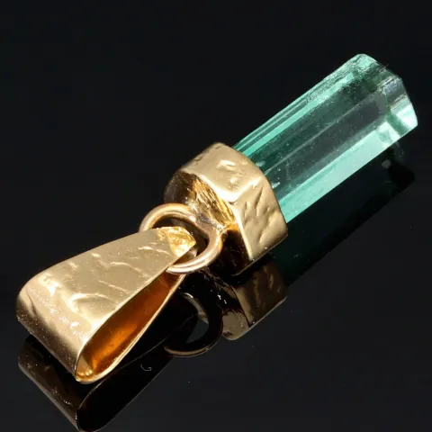Außergewöhnlicher, hellgrüner Smaragdkristall in 18K/750 Gelbgold gefasst. In Handarbeit hergestellter Goldanhänger. (Einzelstück)