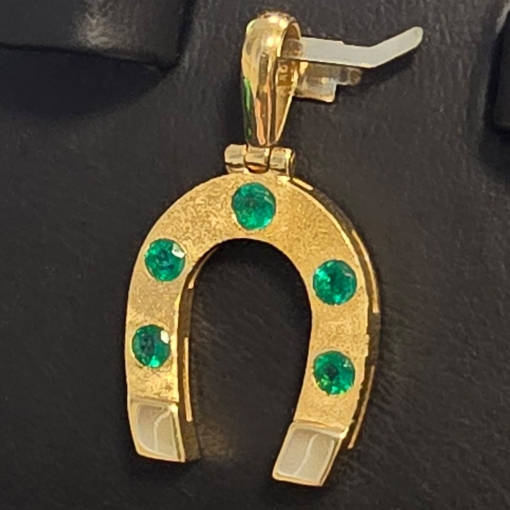 Edler Hufeisen-Anhänger mit 5 leuchtend, grasgrünen Smaragden im Rundschliff (ca. 0,52 ct. gesamt) in 18K 750 Gold gefasst und in aufwendiger Handarbeit hergestellt