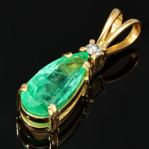 Smaragd-Anhänger - Hell leuchtender Smaragdtropfen mit eindrucksvollen ca. 3,69 ct. und einem Diamanten (ca. 0,1 ct.) in hochwertigem 18K / 750 Gold gefasst