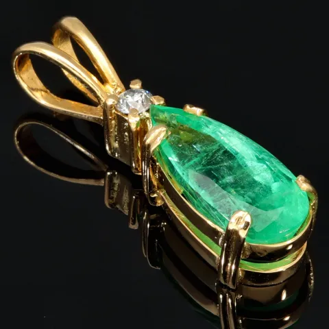 Smaragd-Anhänger - Hell leuchtender Smaragdtropfen mit eindrucksvollen ca. 3,69 ct. und einem Diamanten (ca. 0,1 ct.) in hochwertigem 18K / 750 Gold gefasst