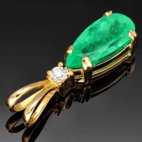 Smaragd-Anhänger - Hell leuchtender Smaragdtropfen mit eindrucksvollen ca. 3,69 ct. und einem Diamanten (ca. 0,1 ct.) in hochwertigem 18K / 750 Gold gefasst