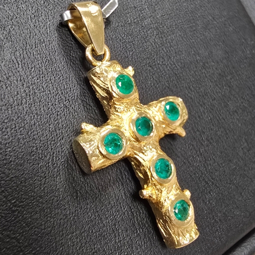 Luxuriöser in Handarbeit gefertigter Goldanhänger, der kunstvoll Baumäste nachbildet und die Form eines Kreuzes darstellt, ist mit 6 funkelnden Smaragden (ca. 0,7 ct. gesamt) im Rundschliff besetzt (750er 18K Gold)