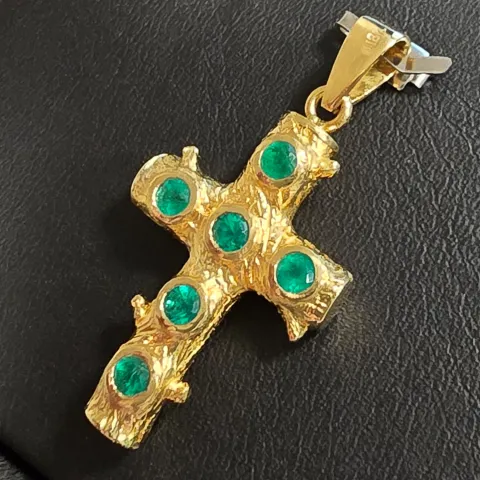 Luxuriöser in Handarbeit gefertigter Goldanhänger, der kunstvoll Baumäste nachbildet und die Form eines Kreuzes darstellt, ist mit 6 funkelnden Smaragden (ca. 0,7 ct. gesamt) im Rundschliff besetzt (750er 18K Gold)