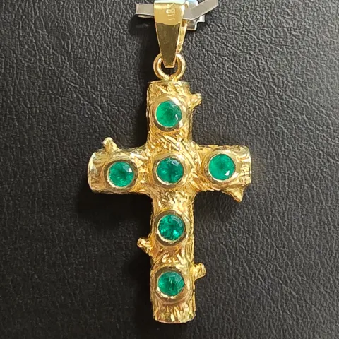 Luxuriöser in Handarbeit gefertigter Goldanhänger, der kunstvoll Baumäste nachbildet und die Form eines Kreuzes darstellt, ist mit 6 funkelnden Smaragden (ca. 0,7 ct. gesamt) im Rundschliff besetzt (750er 18K Gold)