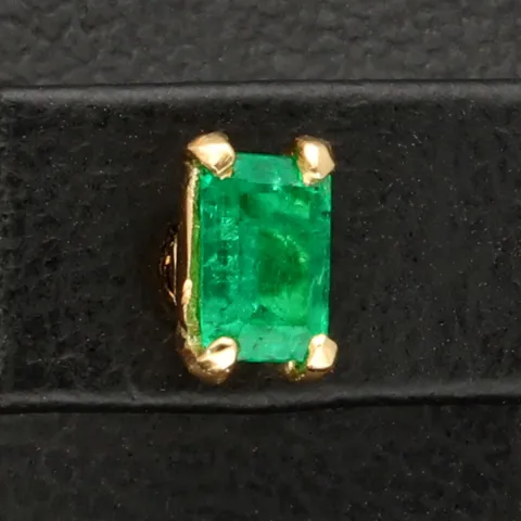 Exquisite handgearbeitete Gold-Ohrstecker aus 750 (18k) Gelbgold mit jeweils einem leuchtend tannengrünen Smaragden aus Kolumbien