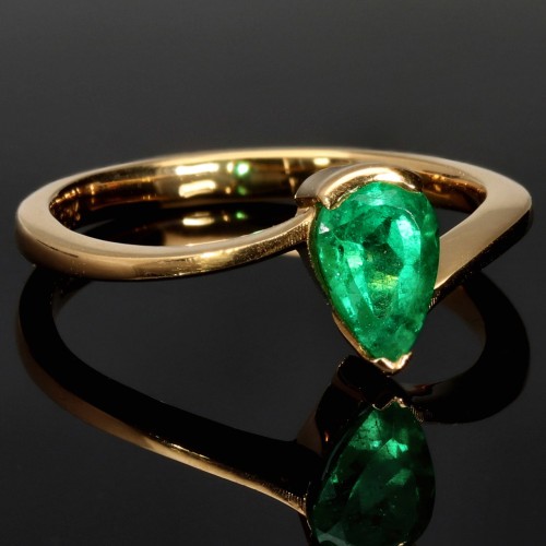 Prächtiger Goldring für Damen mit einem ausgewählten, leuchtend grasgrünen Smaragd in Tropfenform eingefasst in 18K / 750 Gold - hergestellt in Handarbeit - RG ca. 55