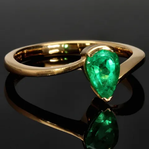 Prächtiger Goldring für Damen mit einem ausgewählten, leuchtend grasgrünen Smaragd in Tropfenform eingefasst in 18K / 750 Gold - hergestellt in Handarbeit - RG ca. 55