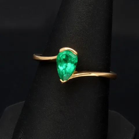 Prächtiger Goldring für Damen mit einem ausgewählten, leuchtend grasgrünen Smaragd in Tropfenform eingefasst in 18K / 750 Gold - hergestellt in Handarbeit - RG ca. 55
