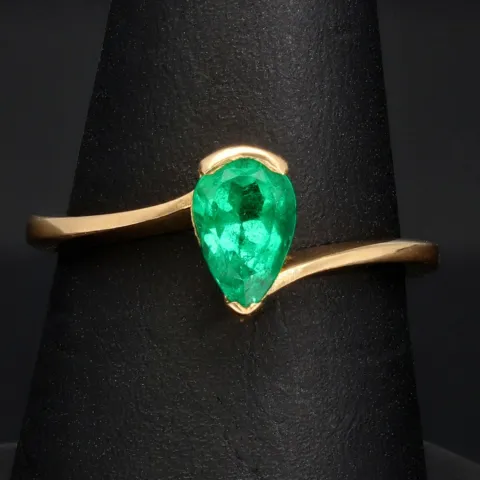 Prächtiger Goldring für Damen mit einem ausgewählten, leuchtend grasgrünen Smaragd in Tropfenform eingefasst in 18K / 750 Gold - hergestellt in Handarbeit - RG ca. 55