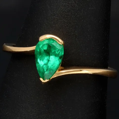 Prächtiger Goldring für Damen mit einem ausgewählten, leuchtend grasgrünen Smaragd in Tropfenform eingefasst in 18K / 750 Gold - hergestellt in Handarbeit - RG ca. 55
