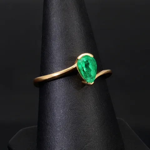 Prächtiger Goldring für Damen mit einem ausgewählten, leuchtend grasgrünen Smaragd in Tropfenform eingefasst in 18K / 750 Gold - hergestellt in Handarbeit - RG ca. 55